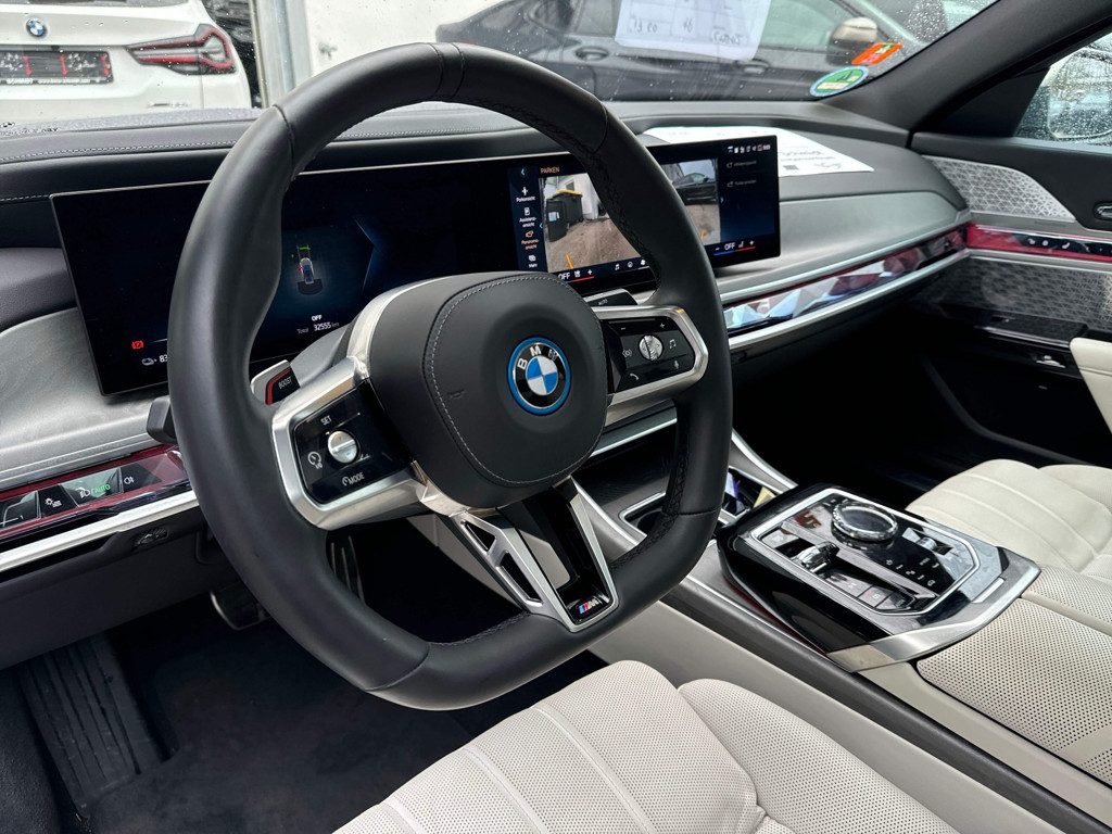 BMW i7