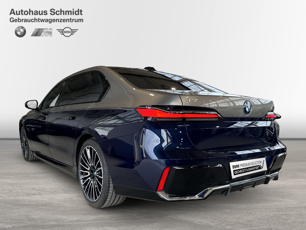 BMW i7