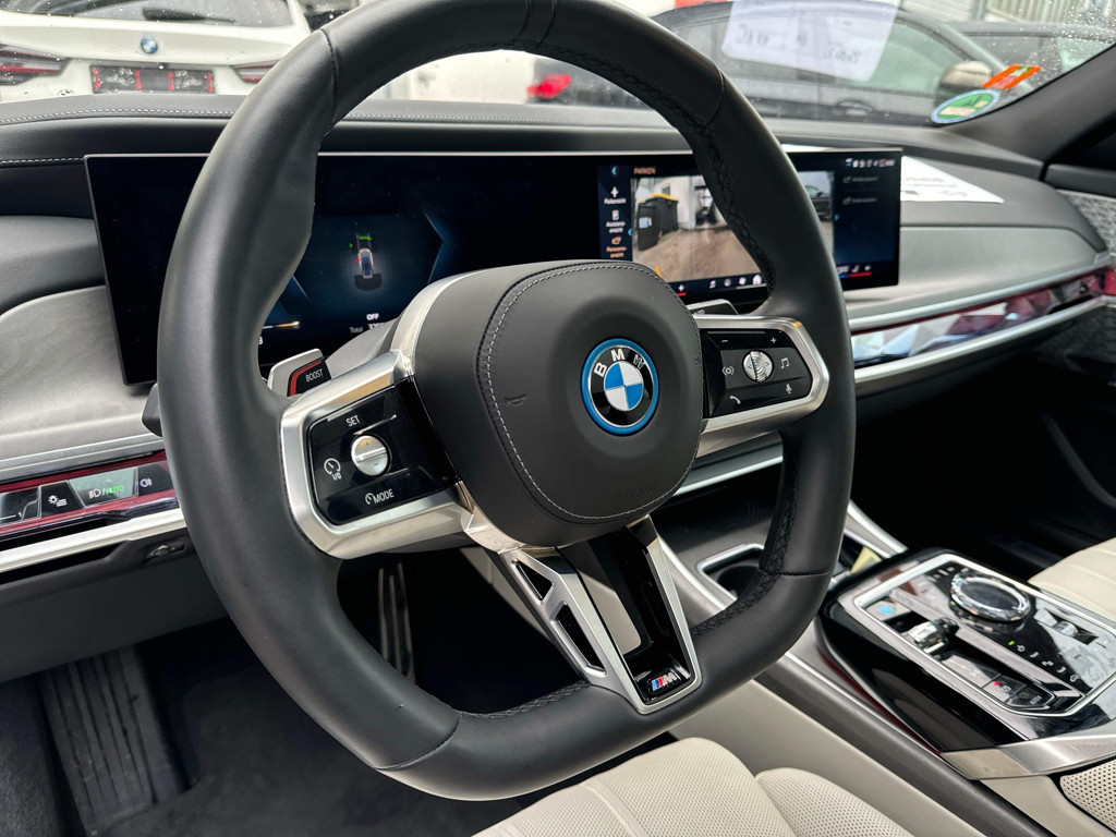 BMW i7