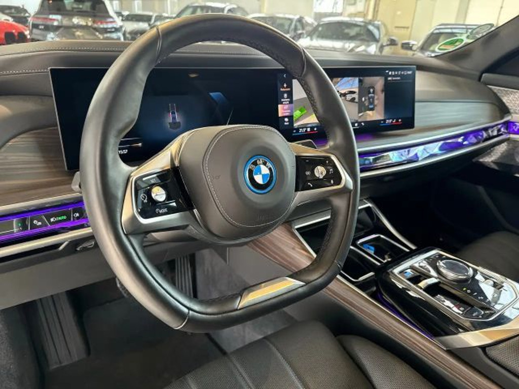 BMW i7