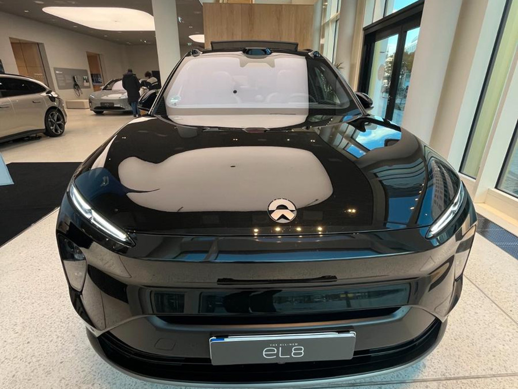 NIO EL8