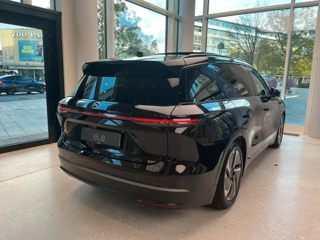 NIO EL8