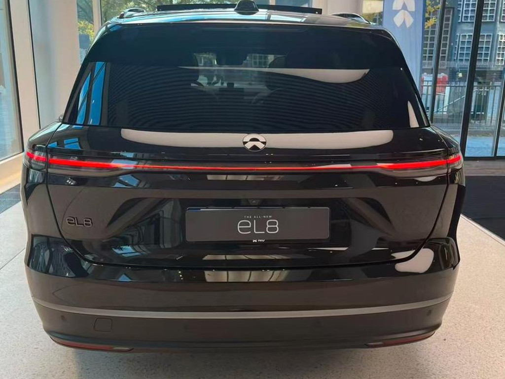 NIO EL8