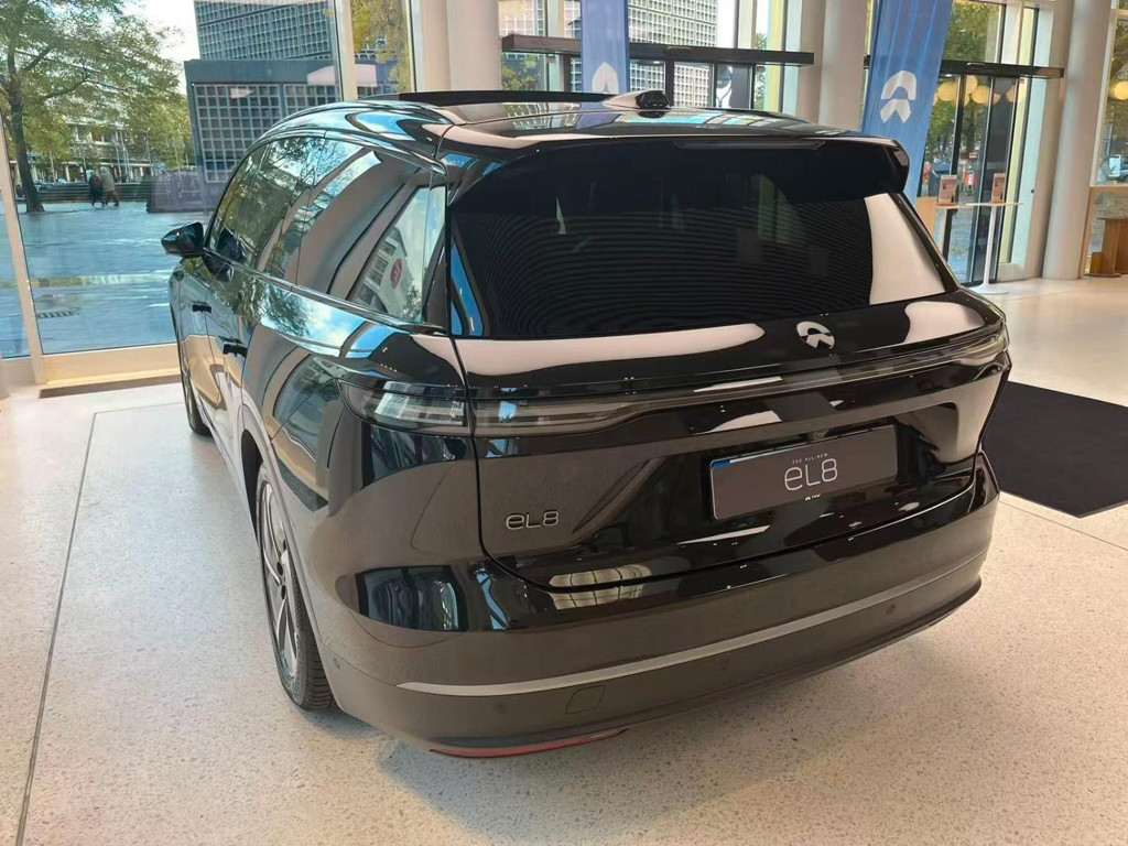NIO EL8