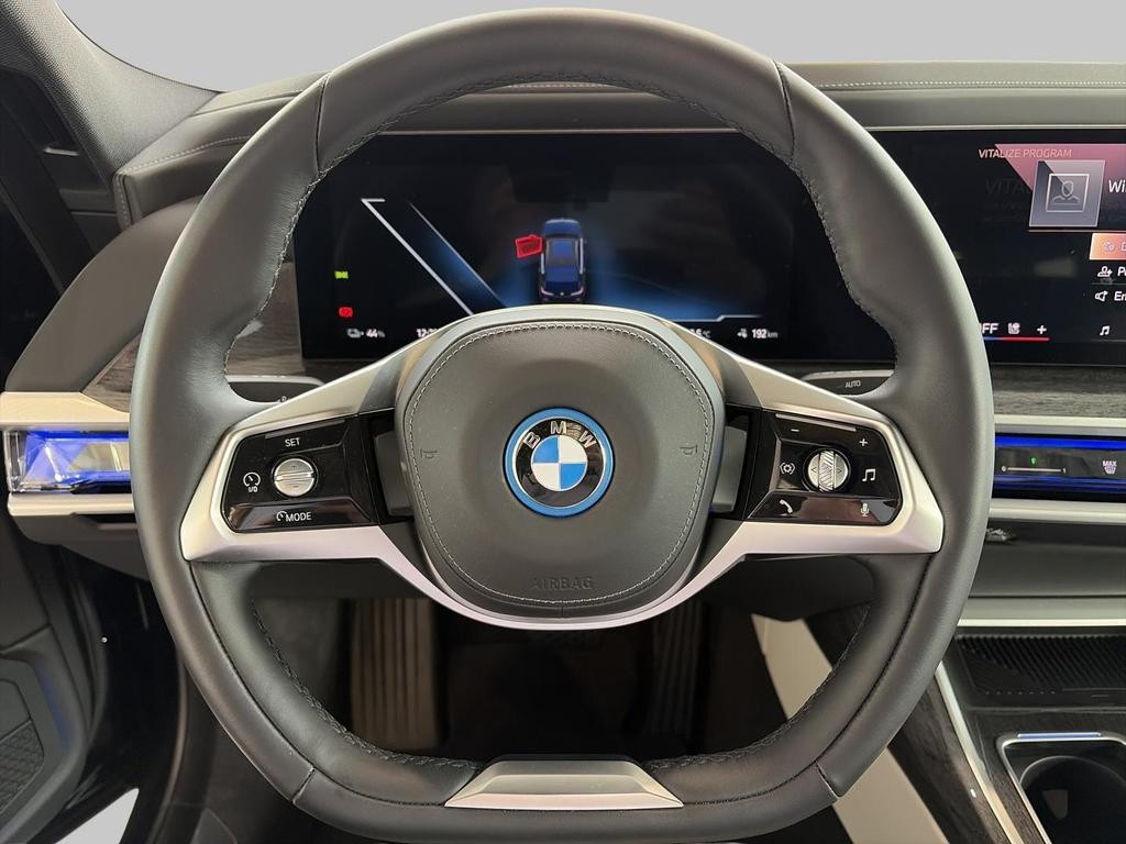 BMW i7