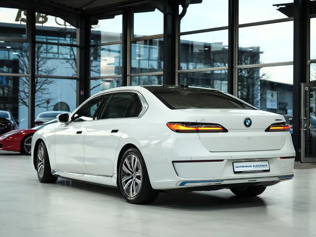 BMW i7