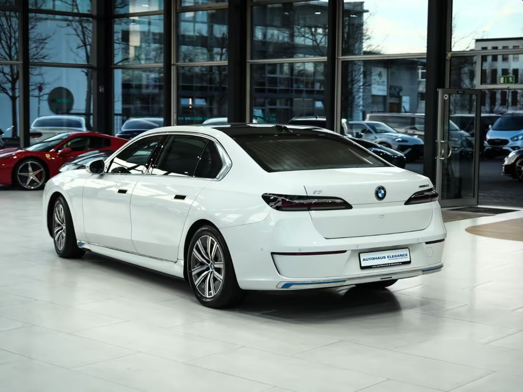 BMW i7
