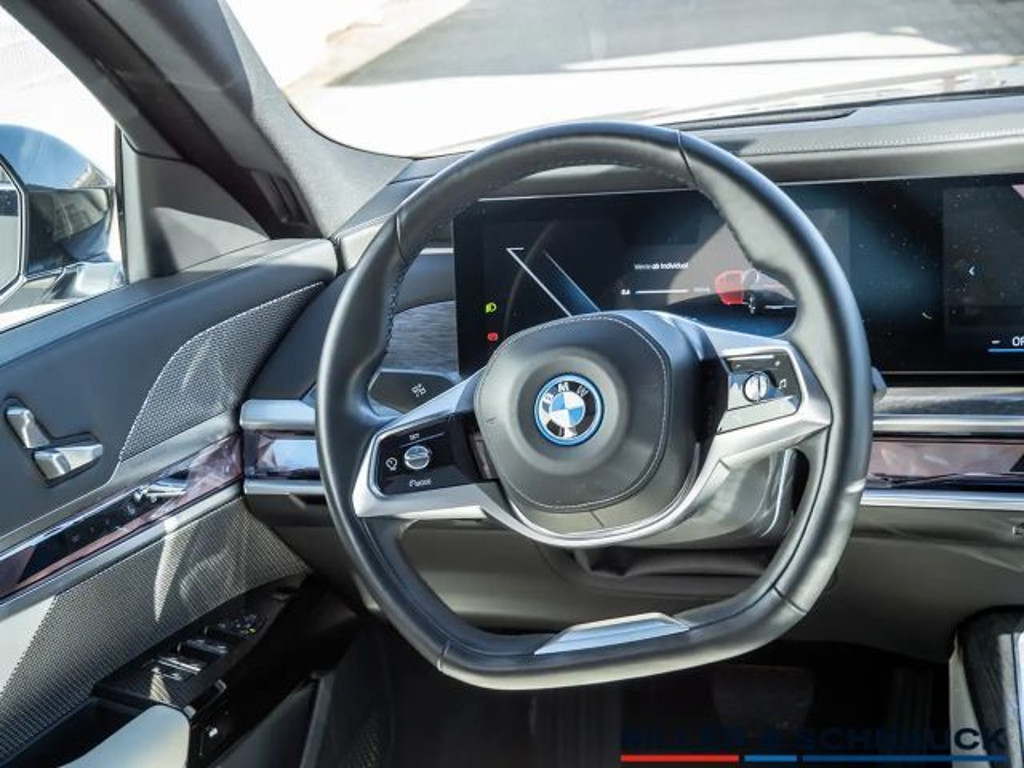 BMW i7