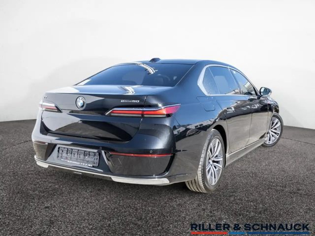 BMW i7