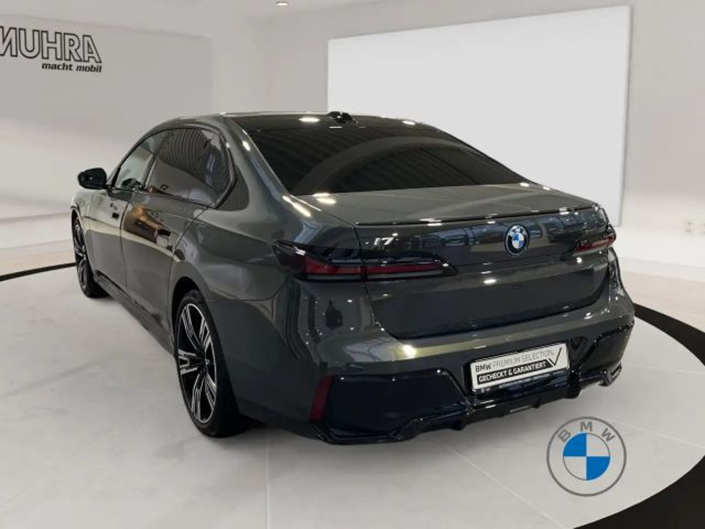 BMW i7