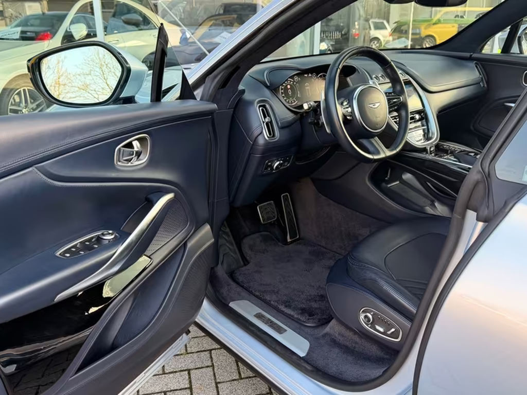 Aston Martin DBX