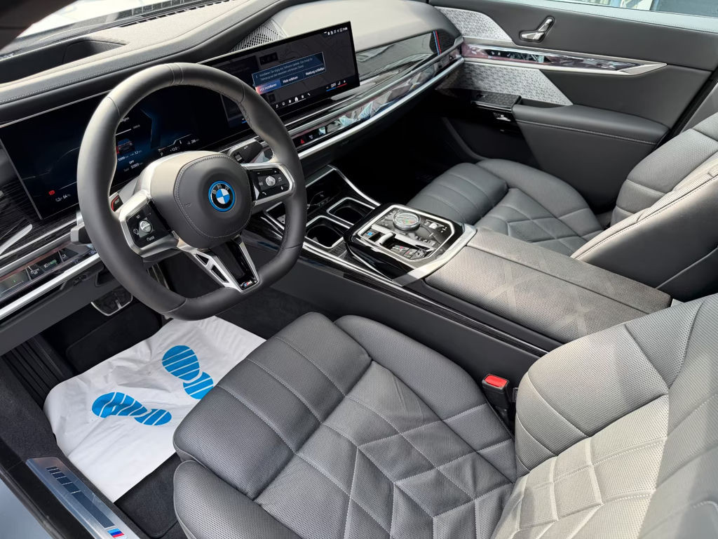 BMW i7