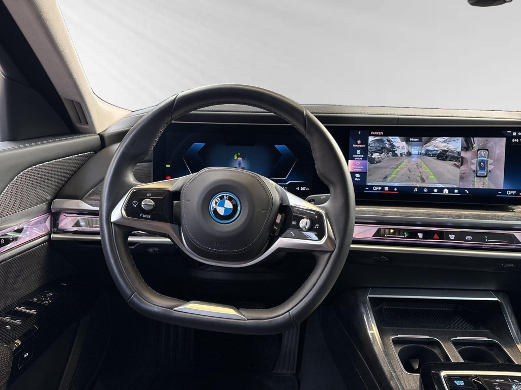 BMW i7