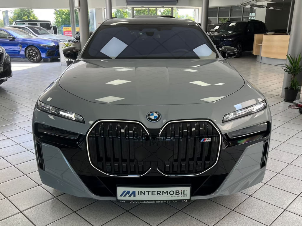 BMW i7