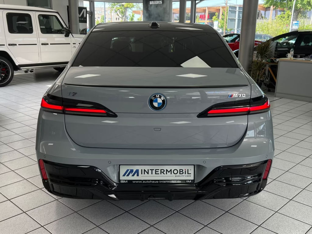 BMW i7