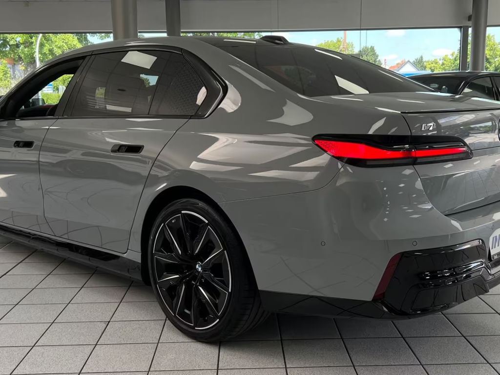BMW i7