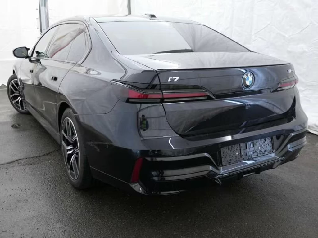 BMW i7