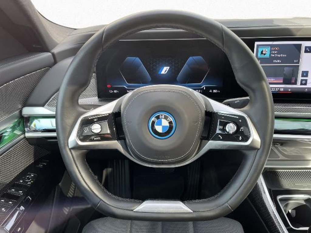 BMW i7
