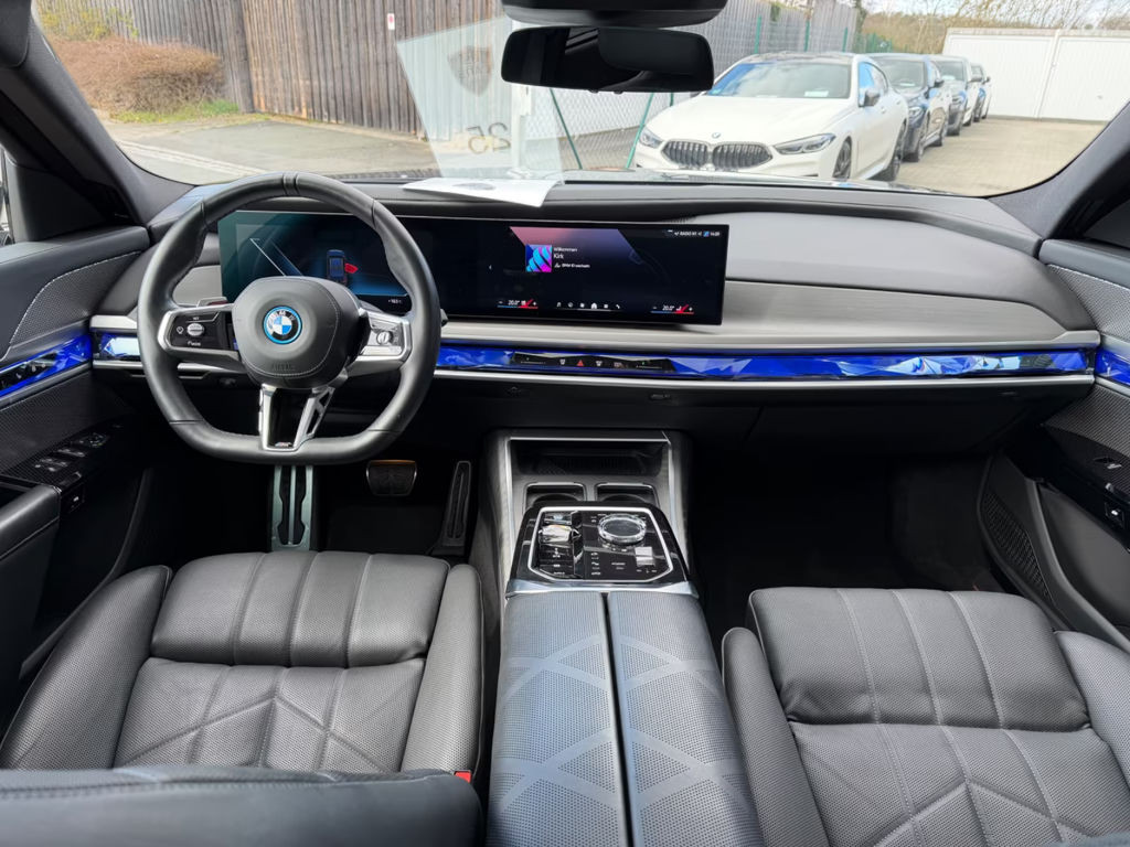 BMW i7
