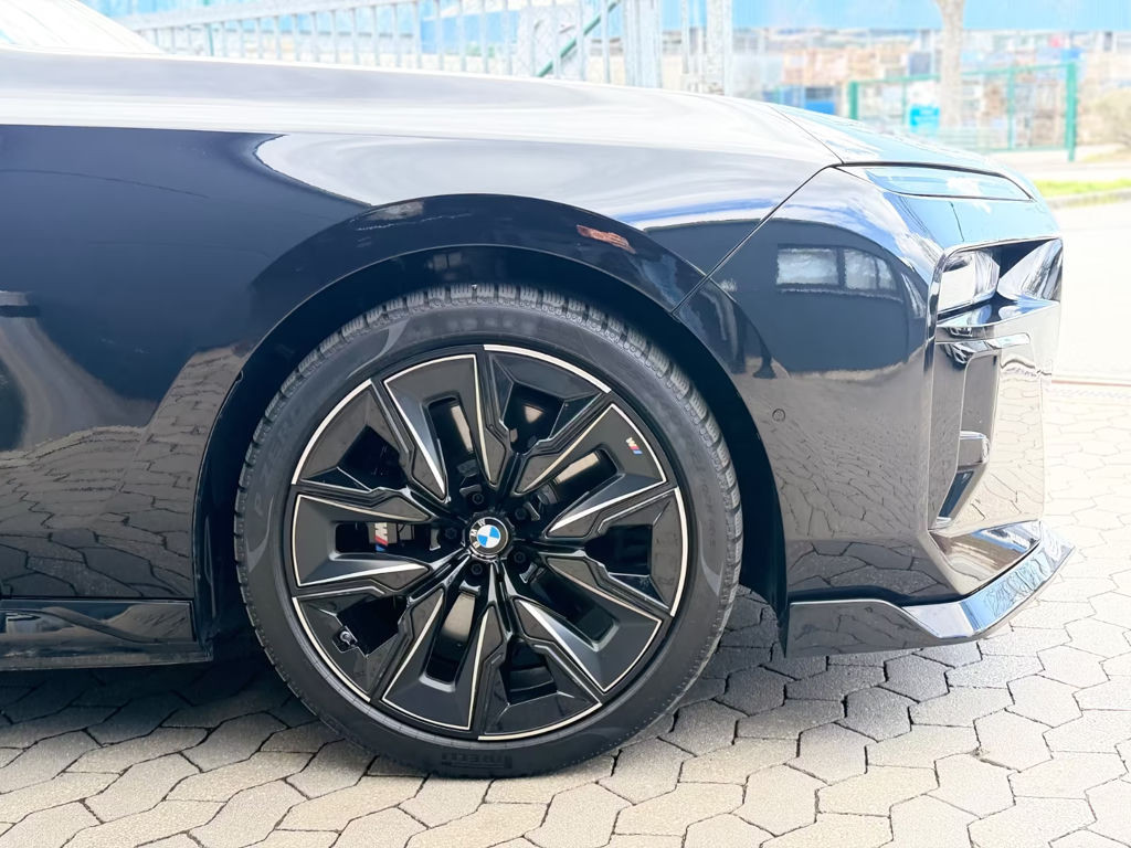 BMW i7