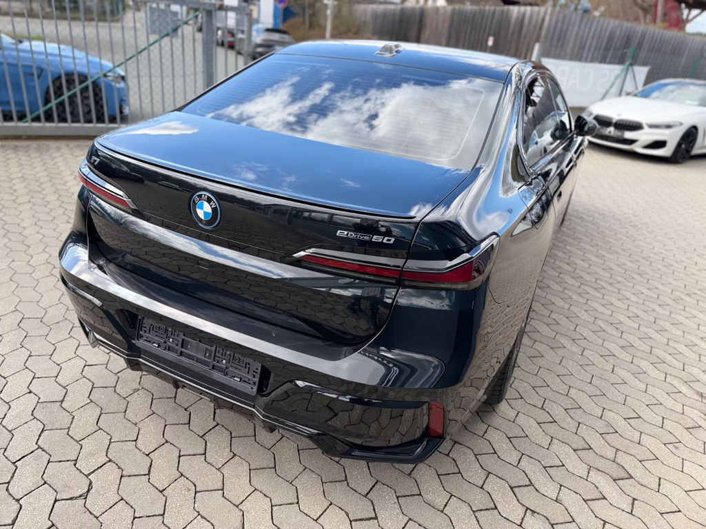 BMW i7