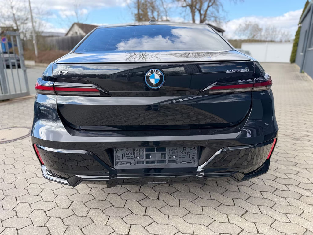 BMW i7