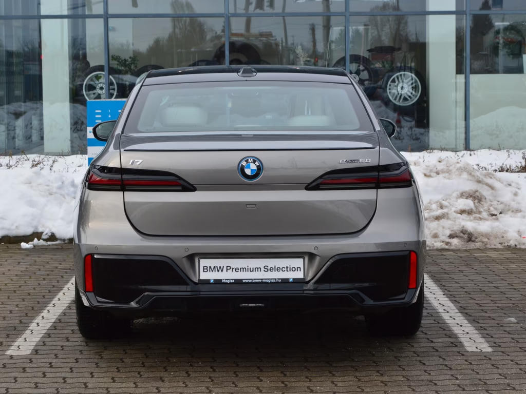 BMW i7
