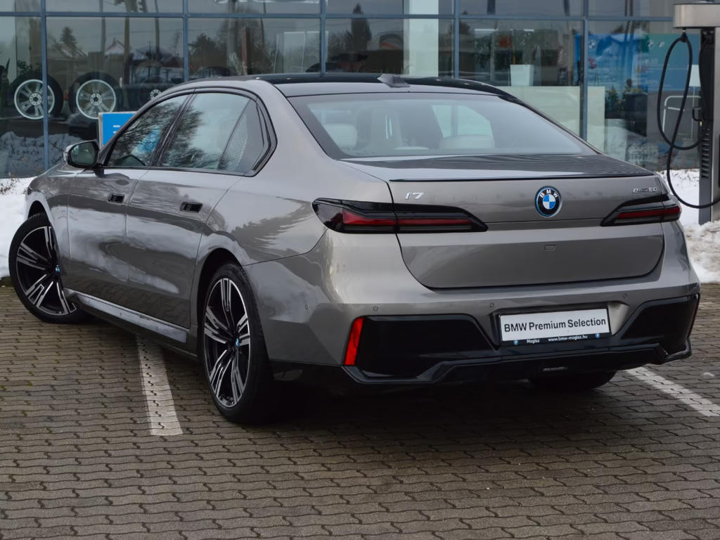 BMW i7