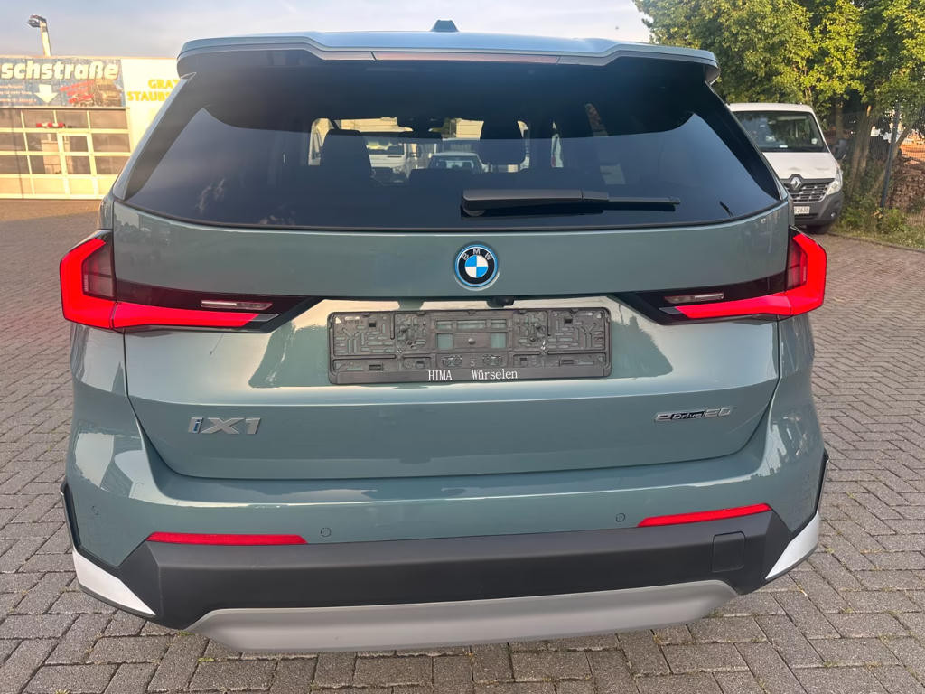 BMW iX1