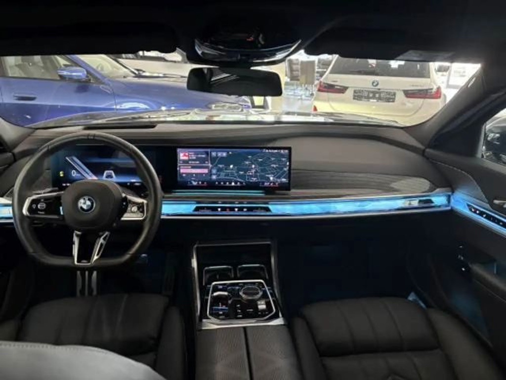 BMW i7