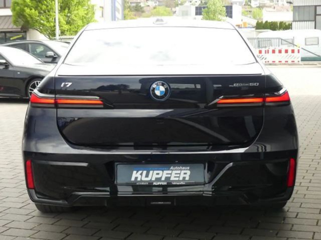 BMW i7