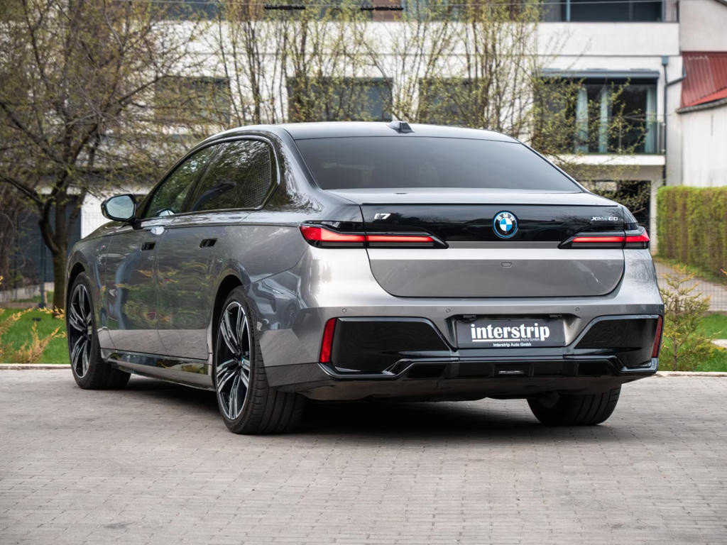 BMW i7
