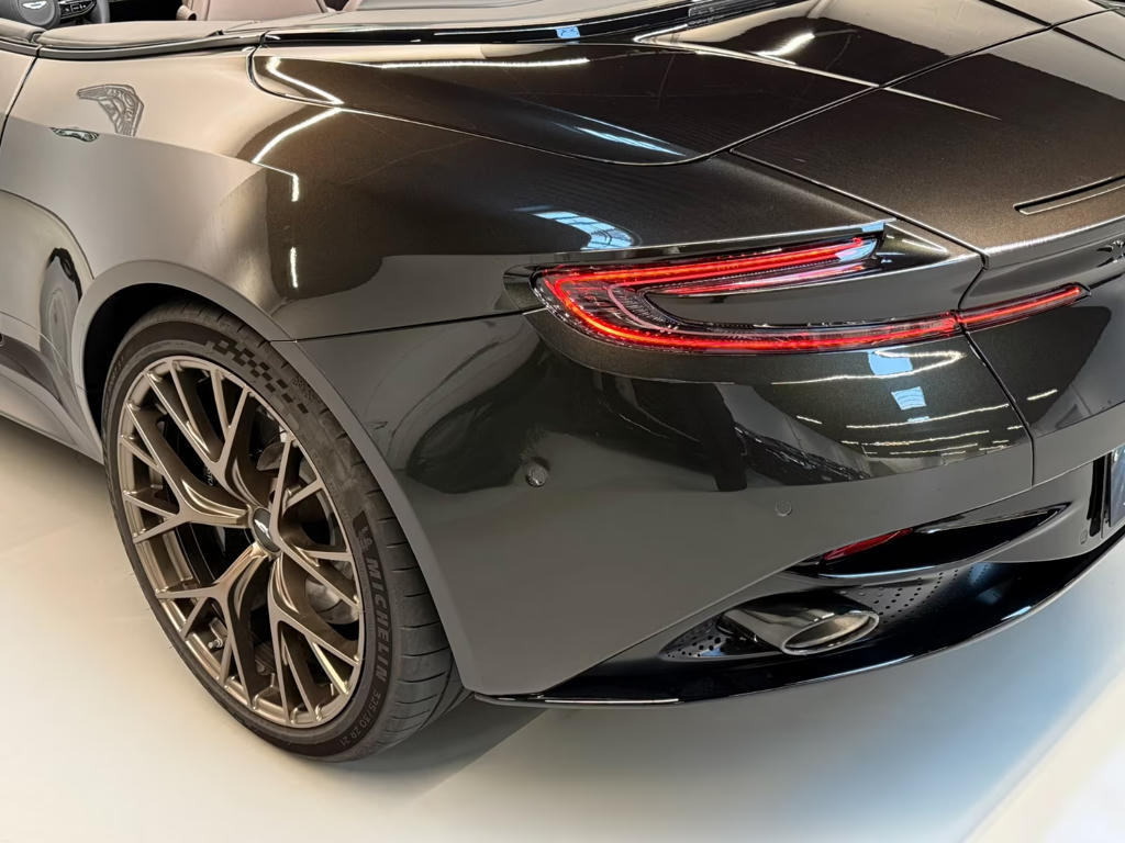 Aston Martin DB12