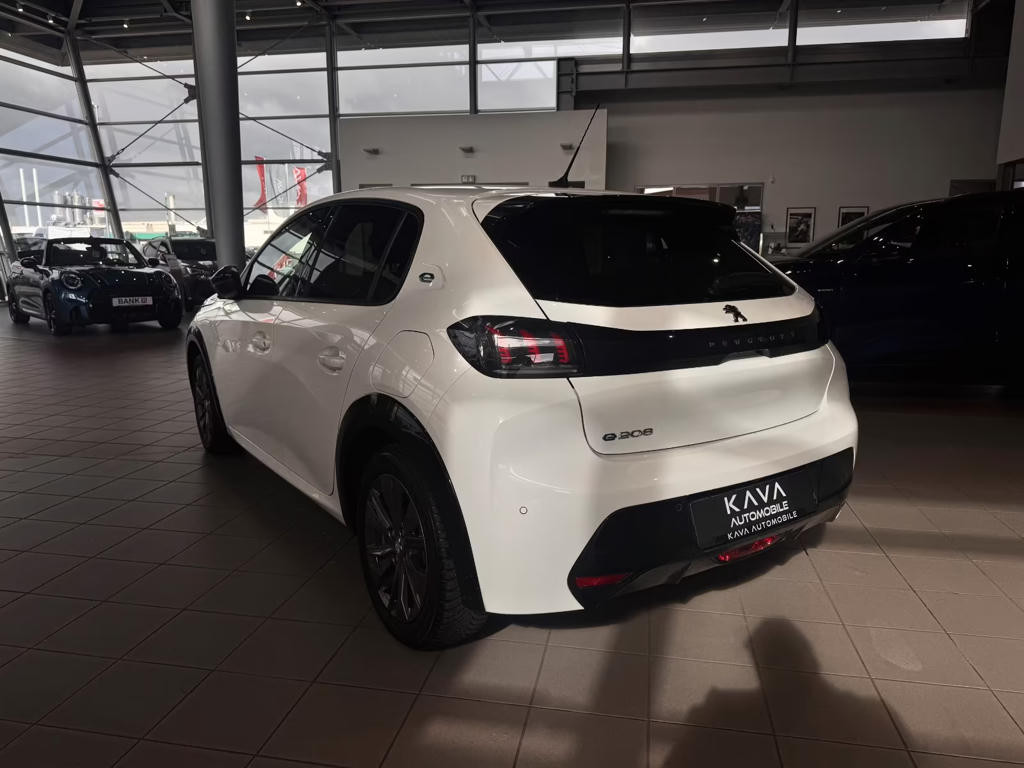 Peugeot e-208