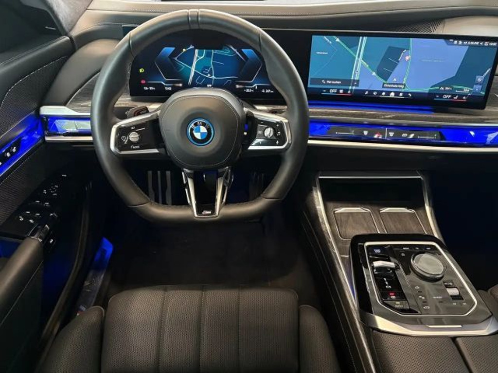 BMW i7