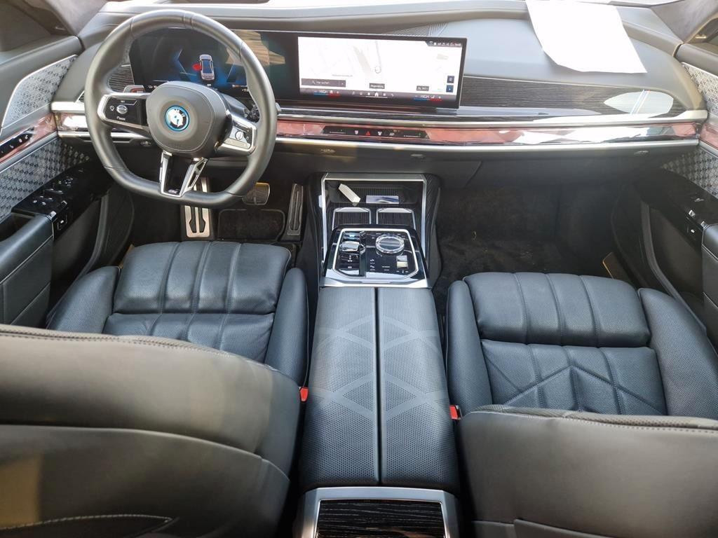 BMW i7