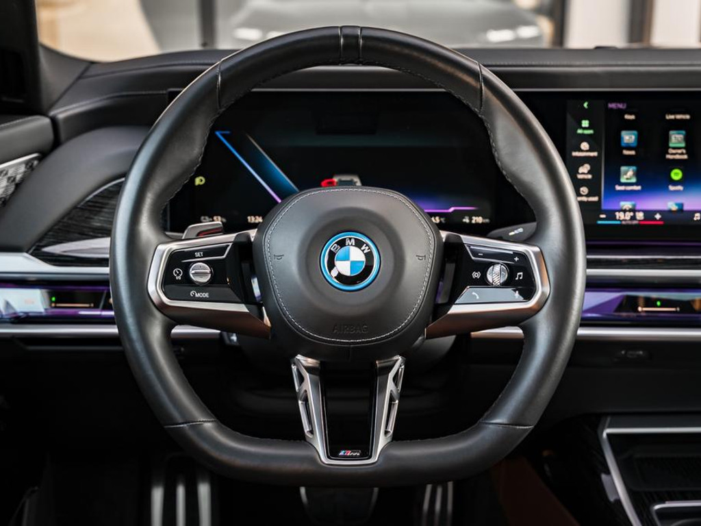 BMW i7