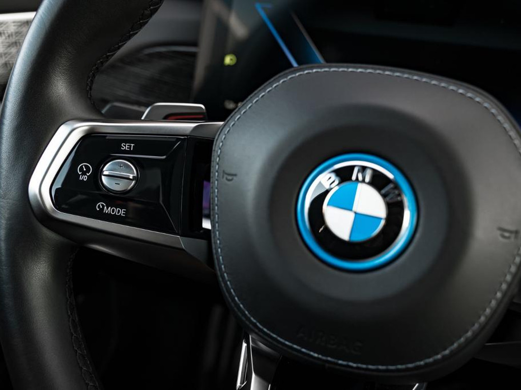 BMW i7