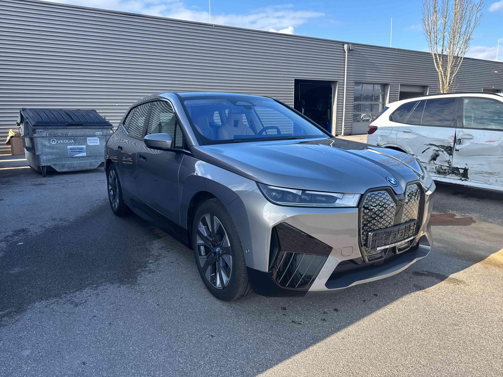BMW iX