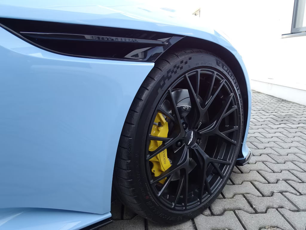 Aston Martin DB12