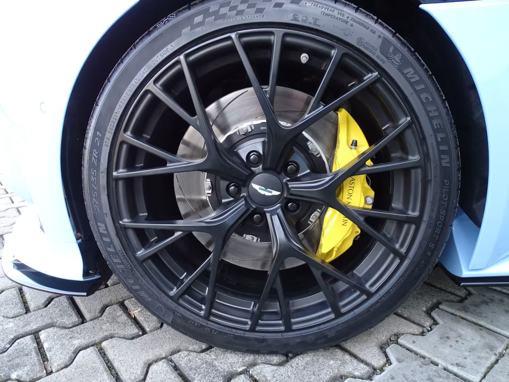 Aston Martin DB12