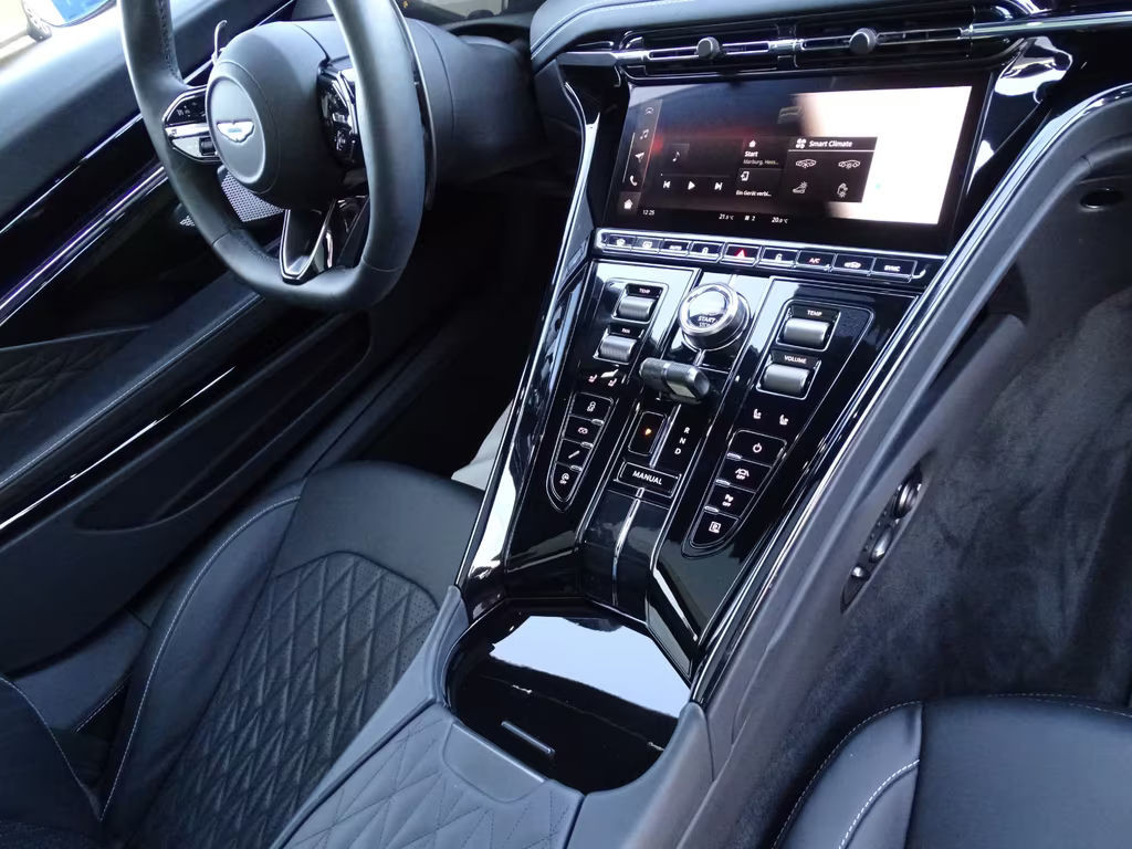 Aston Martin DB12