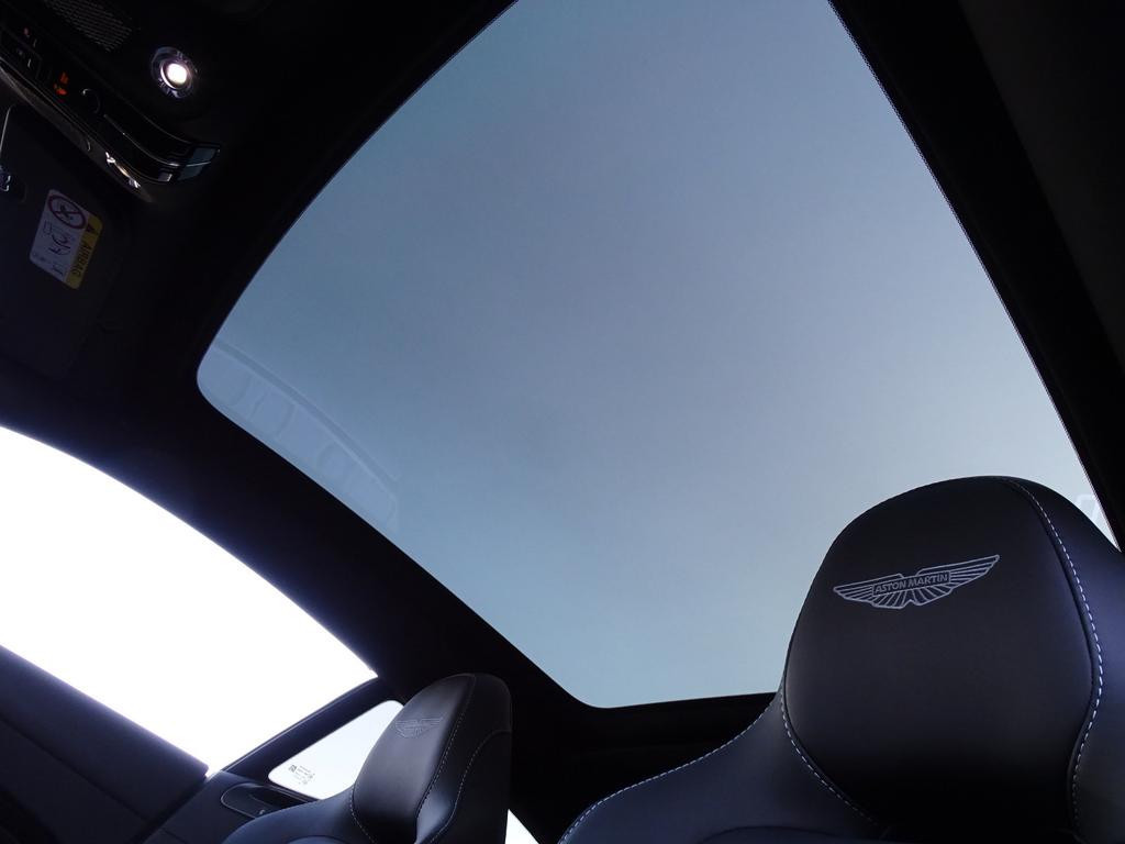 Aston Martin DB12