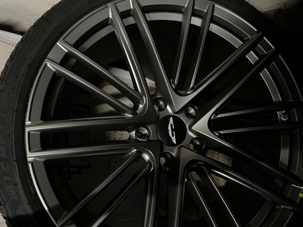 Aston Martin DB12
