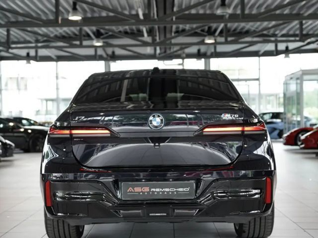 BMW i7