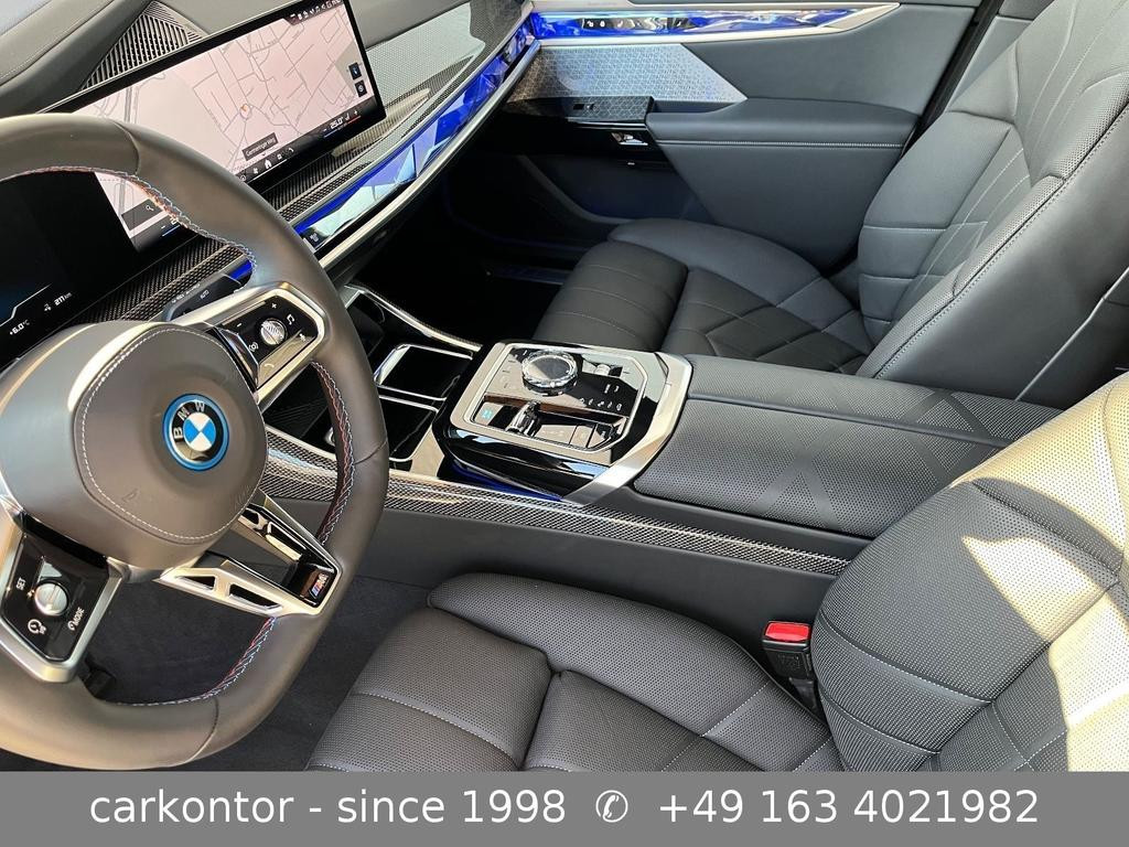 BMW i7