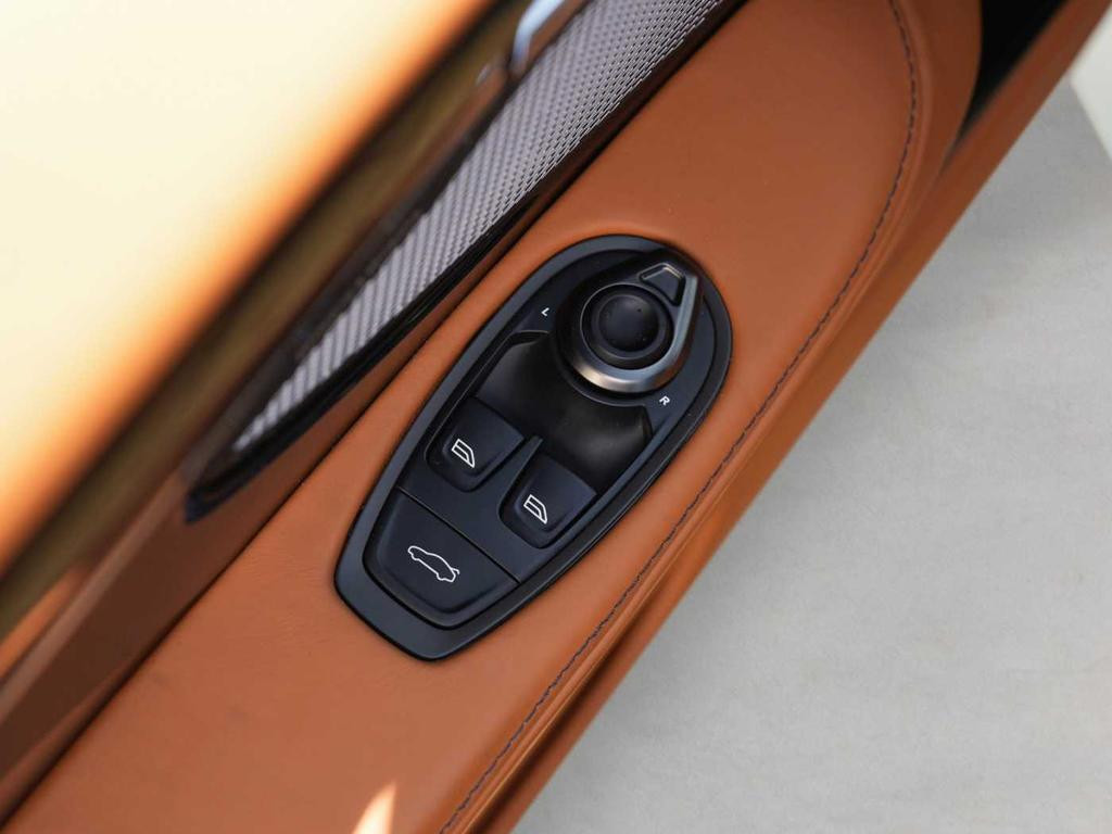 Aston Martin DB12