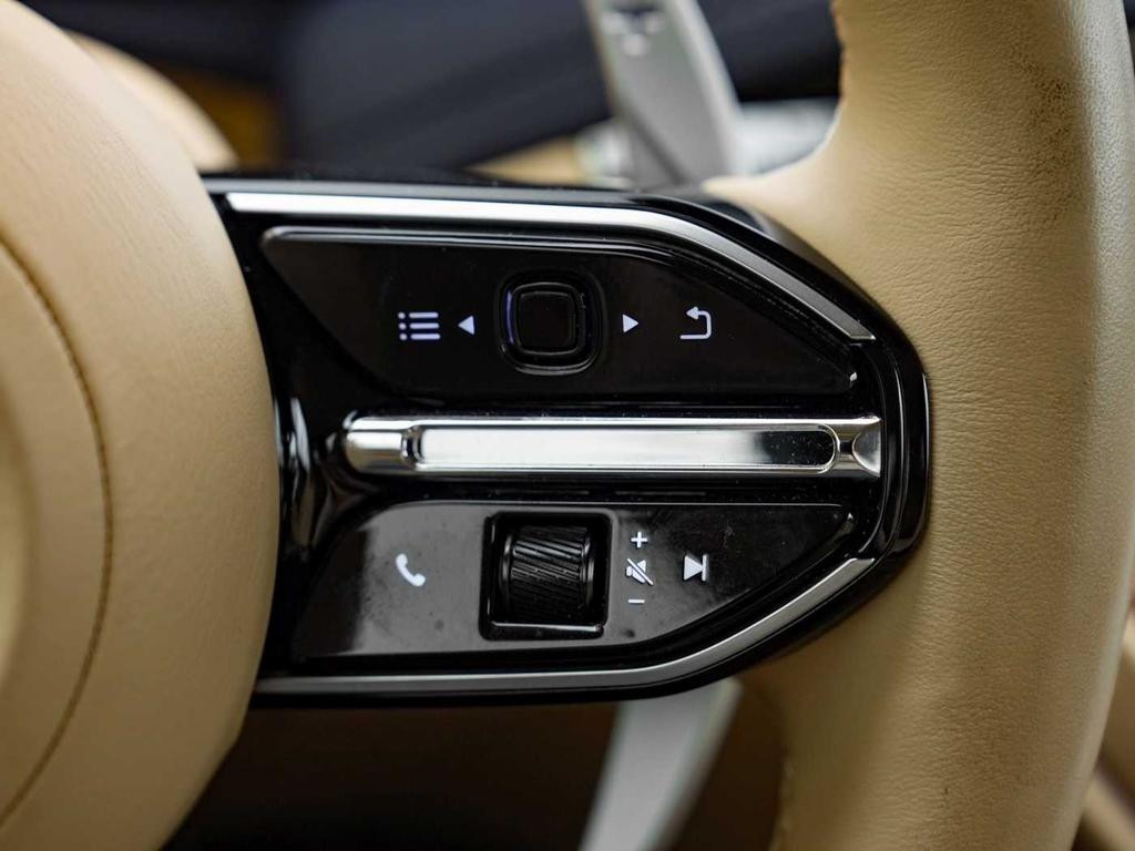 Aston Martin DB12