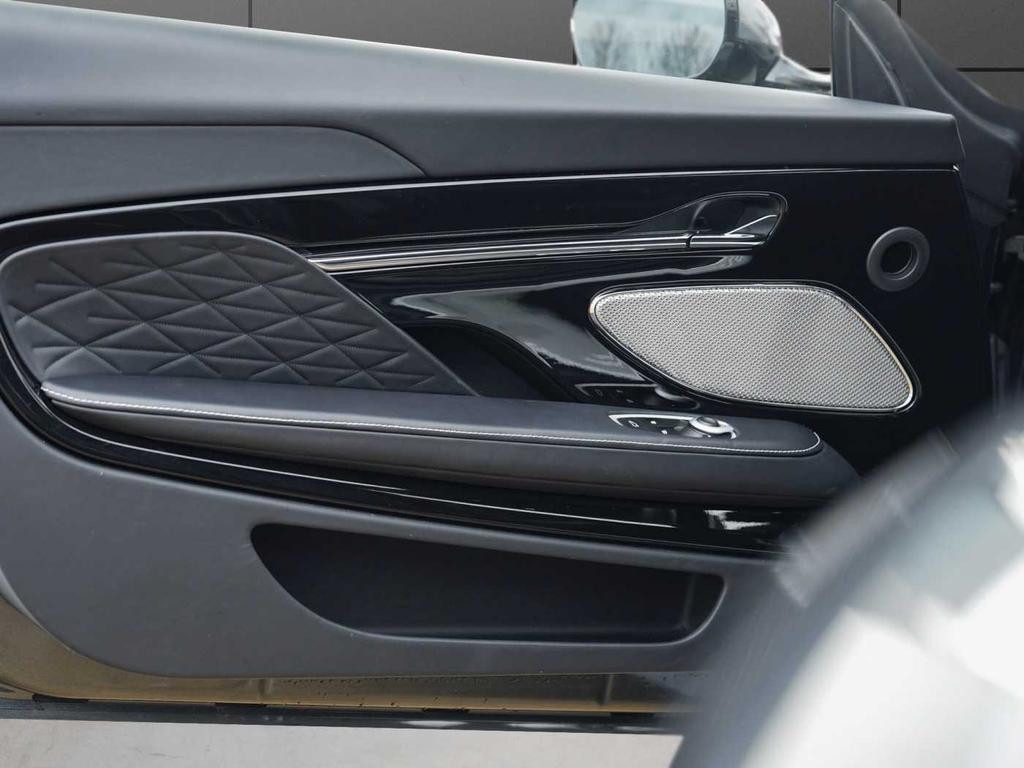 Aston Martin DB12