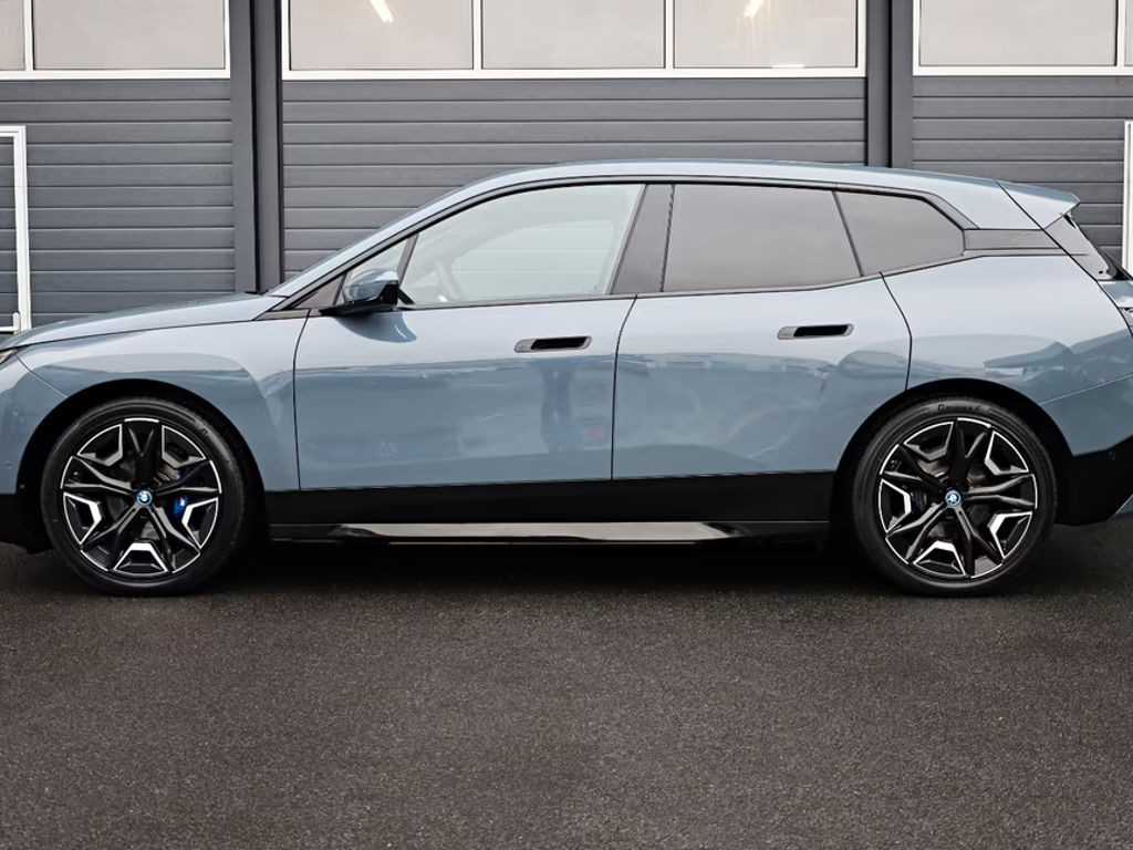 BMW iX